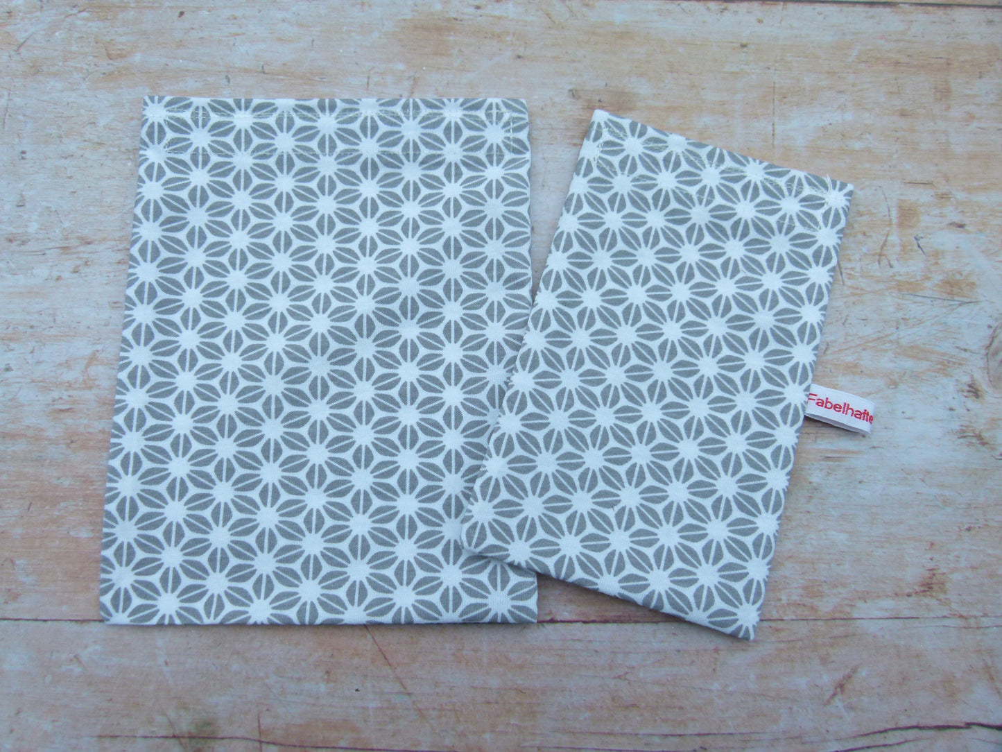 Produktfoto von zwei handgenähten Snackbags in unterschiedlichen Größen nebeneinander, um den Größenvergleich der wiederverwendbaren Snackbeutel im Shop zu zeigen.