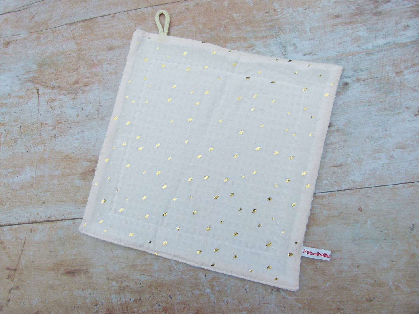 Nachhaltiges Spültuch in elegantem Cremeweiß mit goldenen Punkten von Fabelhaftewerkstatt.
