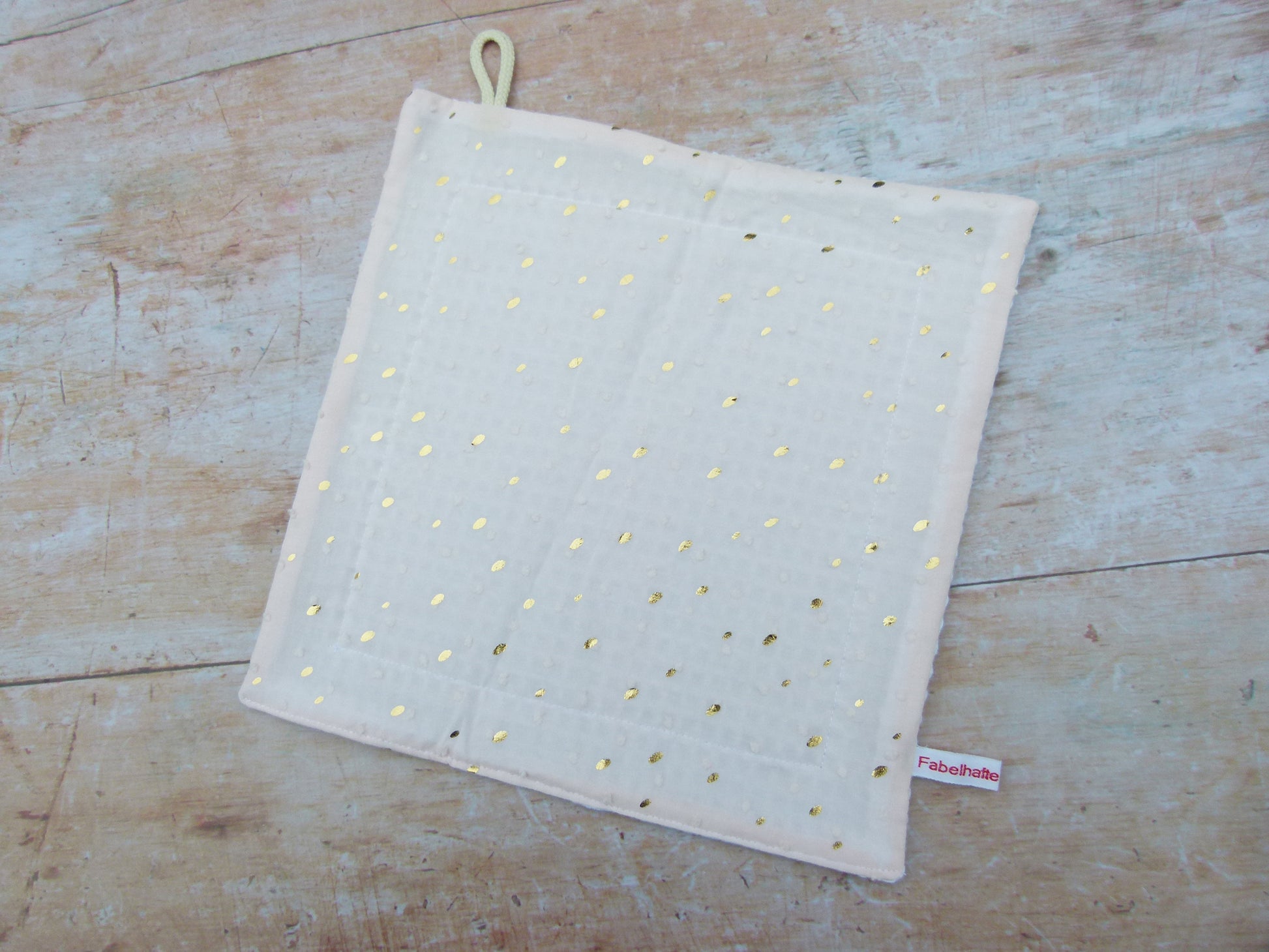 Nachhaltiges Spültuch in elegantem Cremeweiß mit goldenen Punkten von Fabelhaftewerkstatt.