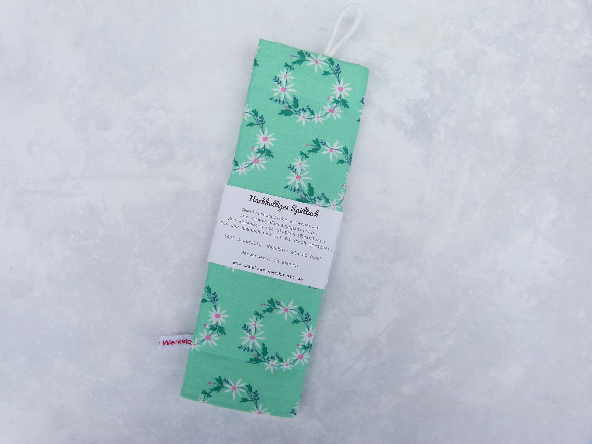 Frühlingshaftes Spültuch mit zarten Blumenkränzen auf mintgrünem Grund von Fabelhaftewerkstatt.