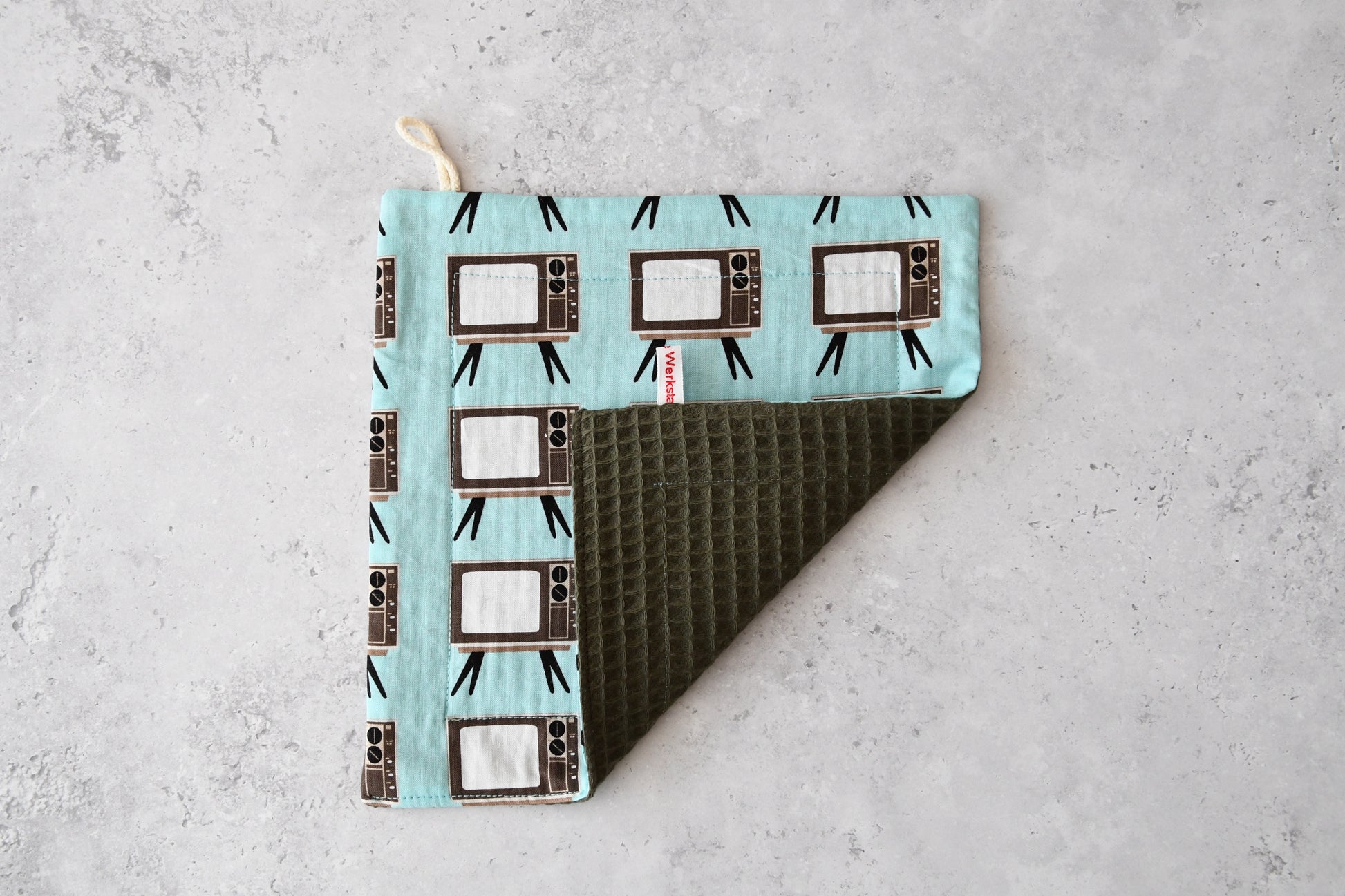 Cooles Spültuch im 70er-Jahre Retro-Design mit bunten Fernsehern von Fabelhaftewerkstatt.