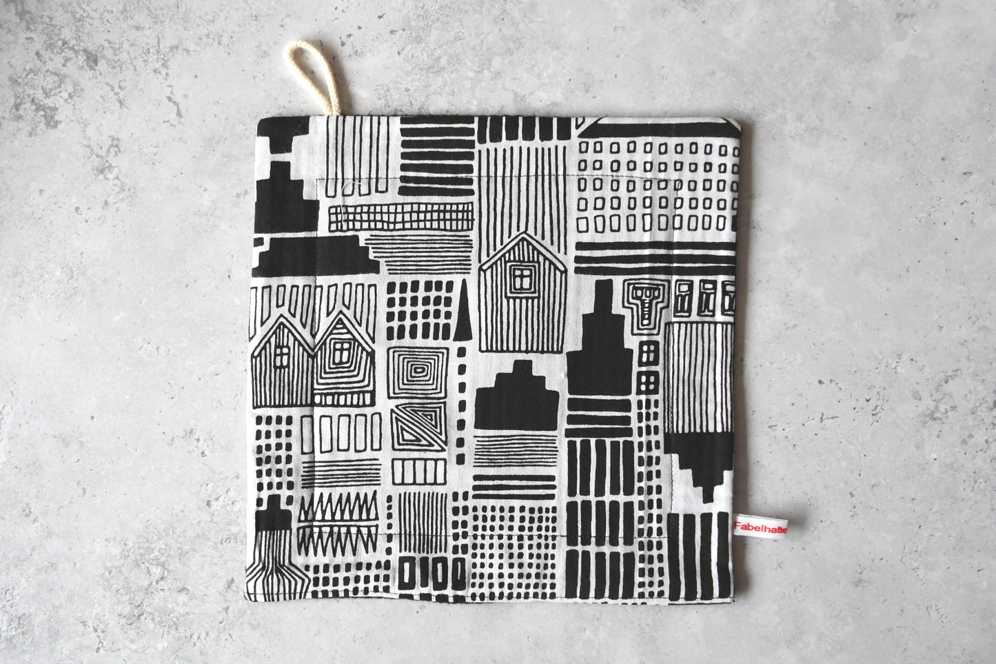 Modernes, minimalistisches Spültuch mit einer Stadt-Silhouette in Schwarz-Weiß von Fabelhaftewerkstatt.