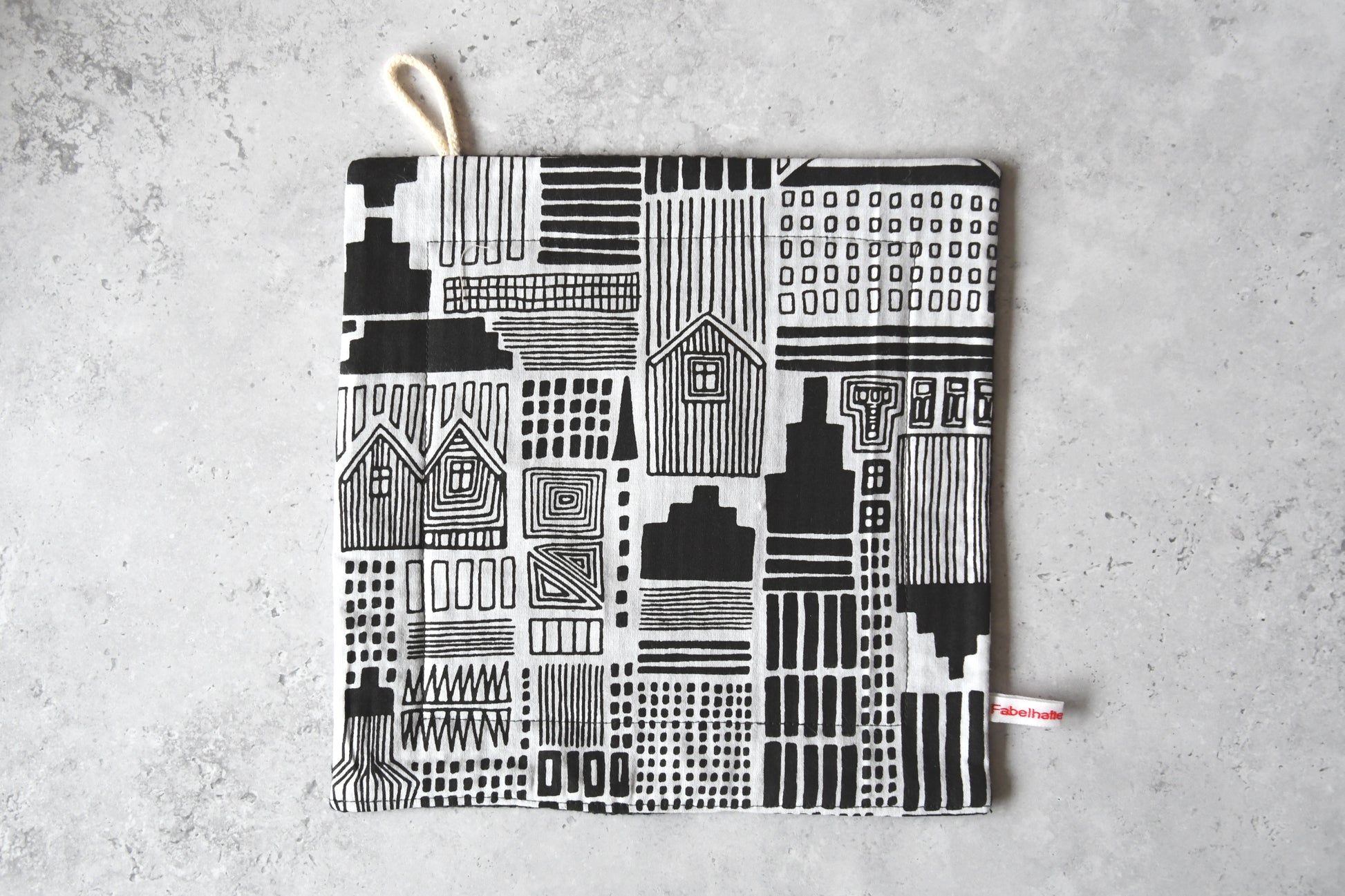 Modernes, minimalistisches Spültuch mit einer Stadt-Silhouette in Schwarz-Weiß von Fabelhaftewerkstatt.