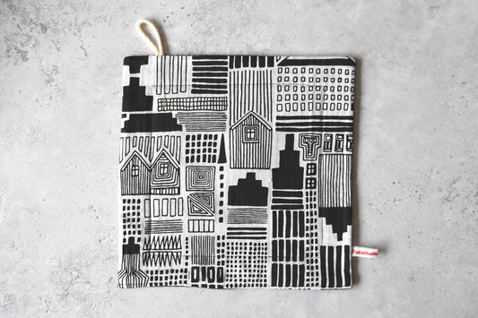 Modernes, minimalistisches Spültuch mit einer Stadt-Silhouette in Schwarz-Weiß von Fabelhaftewerkstatt.