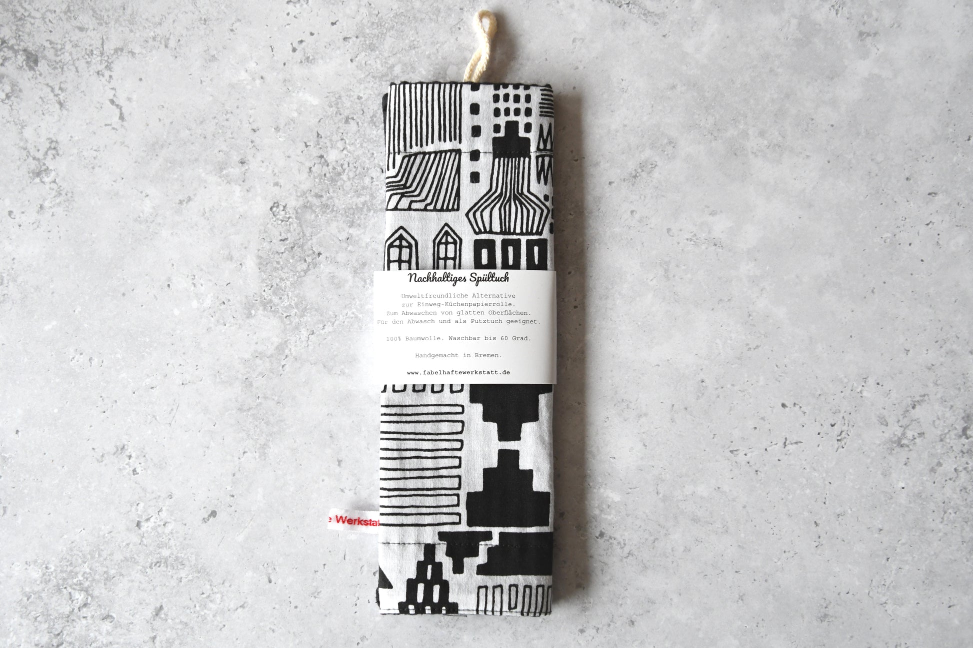 Modernes, minimalistisches Spültuch mit einer Stadt-Silhouette in Schwarz-Weiß von Fabelhaftewerkstatt.