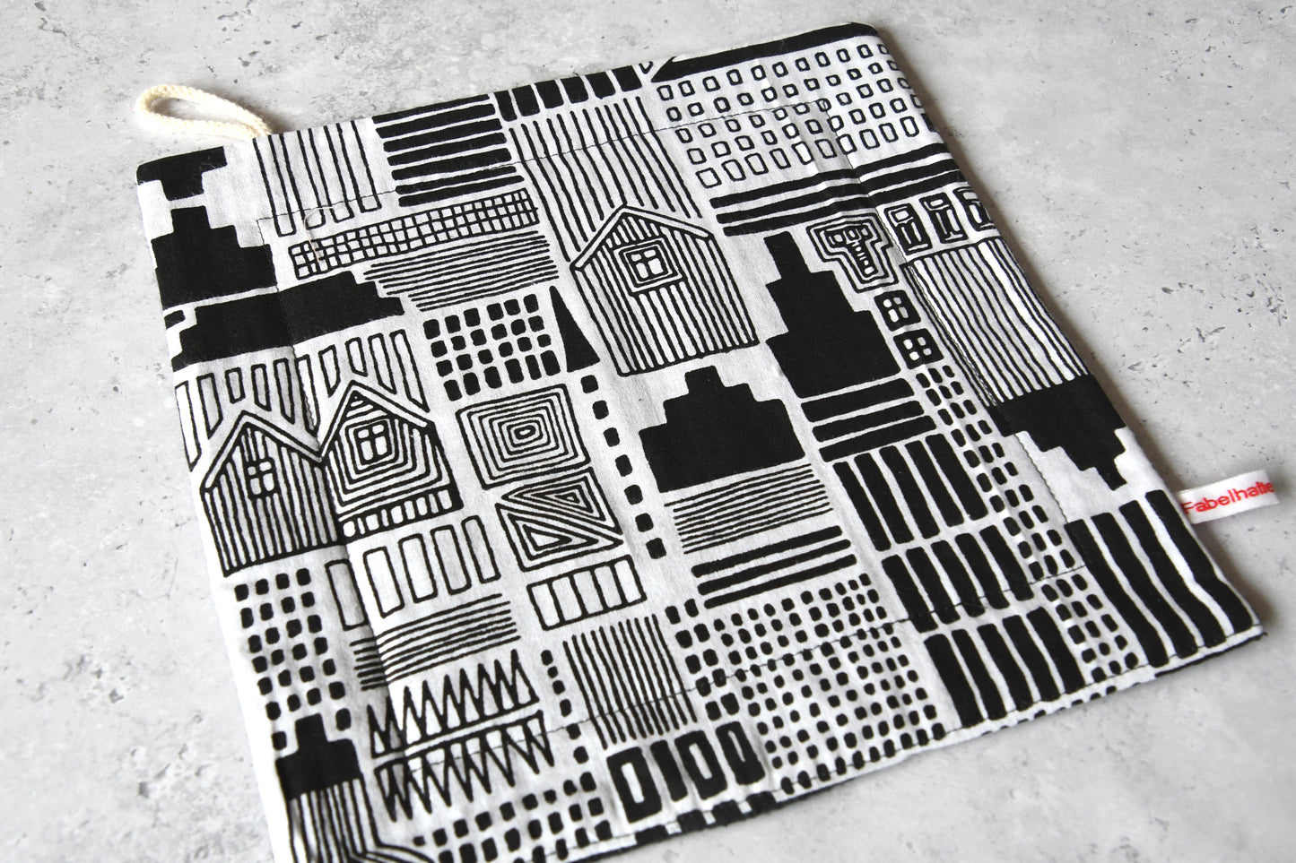 Modernes, minimalistisches Spültuch mit einer Stadt-Silhouette in Schwarz-Weiß von Fabelhaftewerkstatt.
