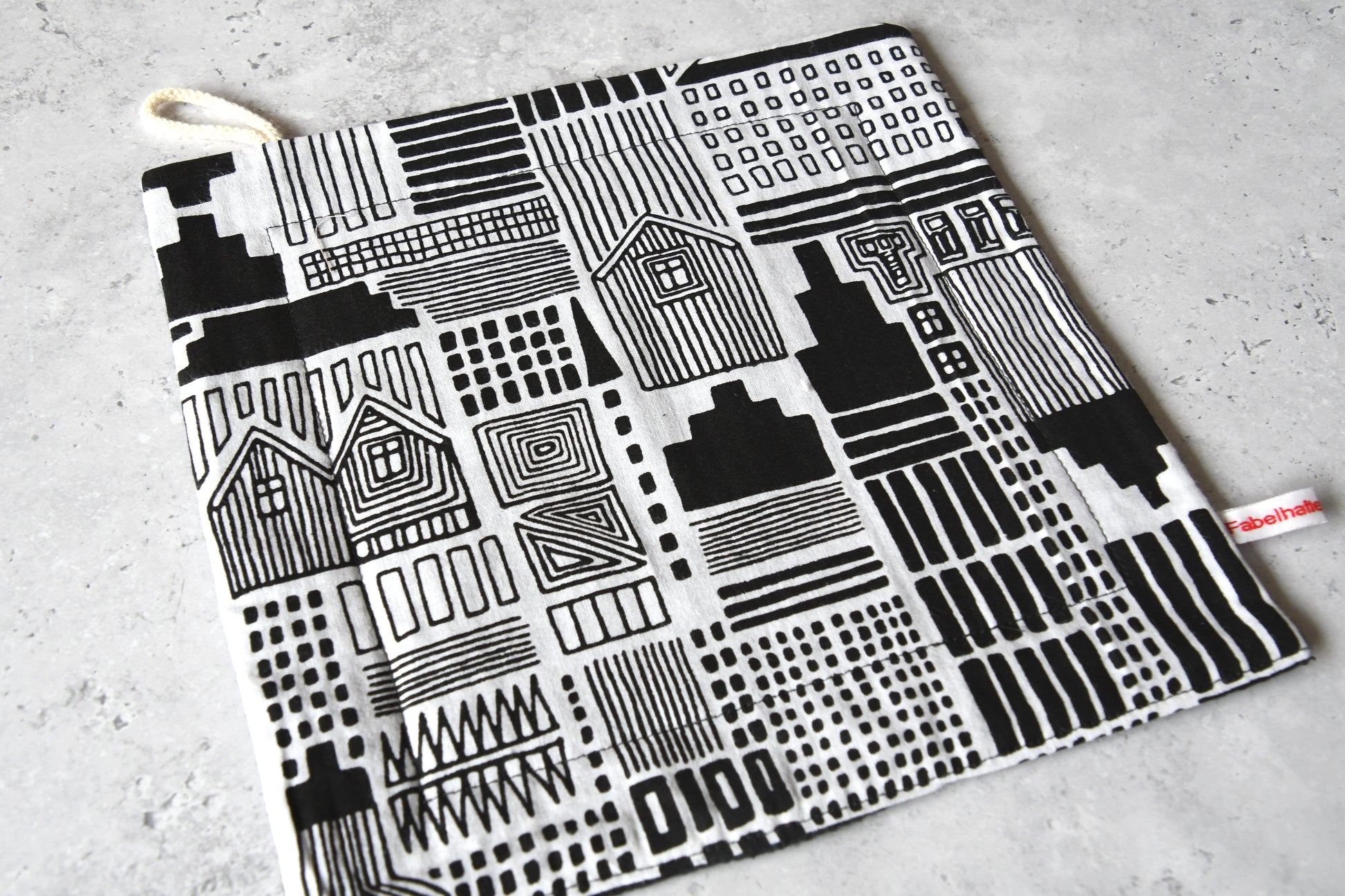 Modernes, minimalistisches Spültuch mit einer Stadt-Silhouette in Schwarz-Weiß von Fabelhaftewerkstatt.