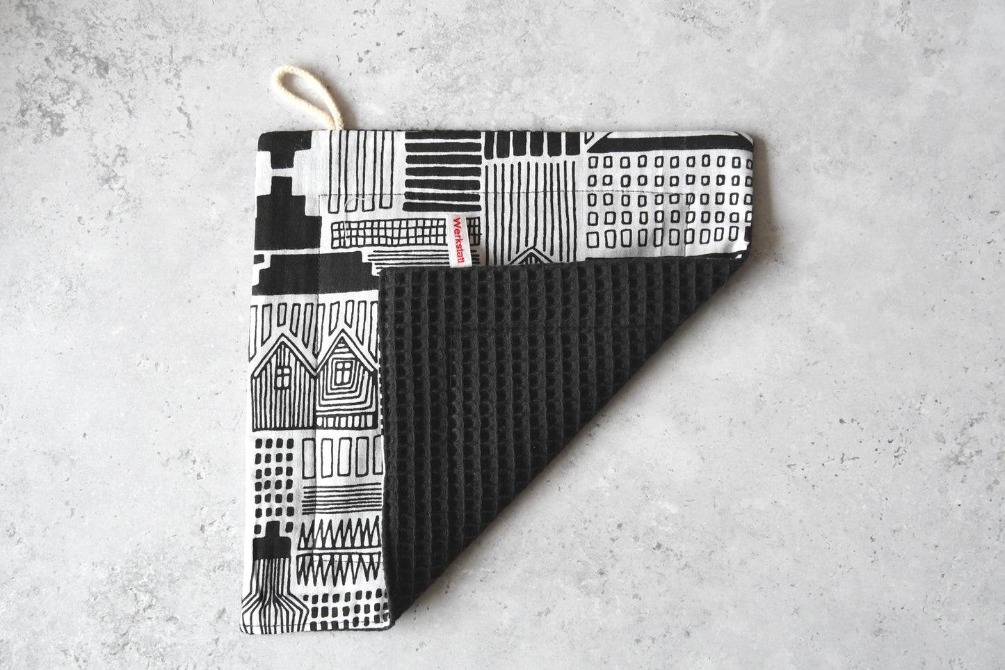 Modernes, minimalistisches Spültuch mit einer Stadt-Silhouette in Schwarz-Weiß von Fabelhaftewerkstatt.