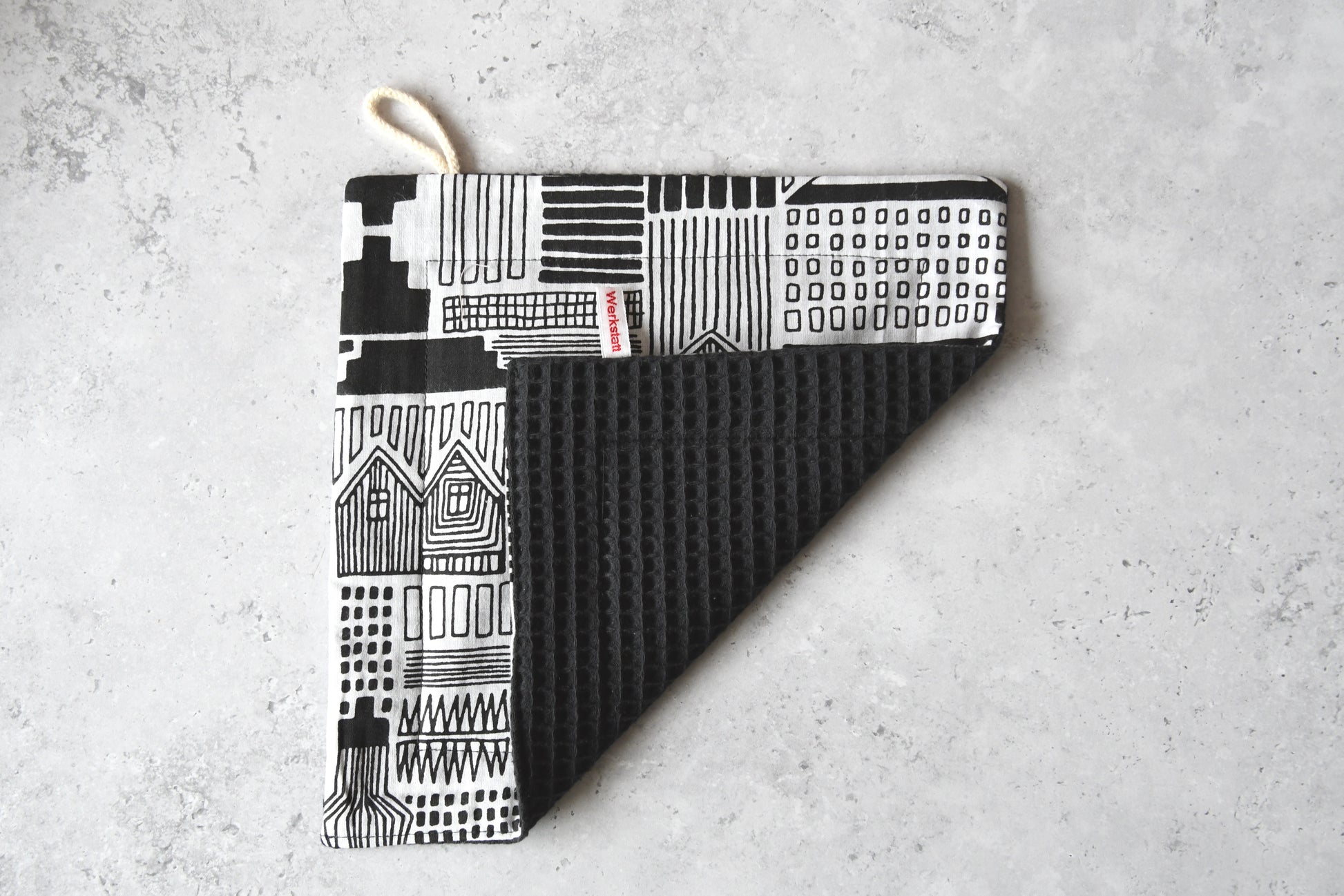 Modernes, minimalistisches Spültuch mit einer Stadt-Silhouette in Schwarz-Weiß von Fabelhaftewerkstatt.
