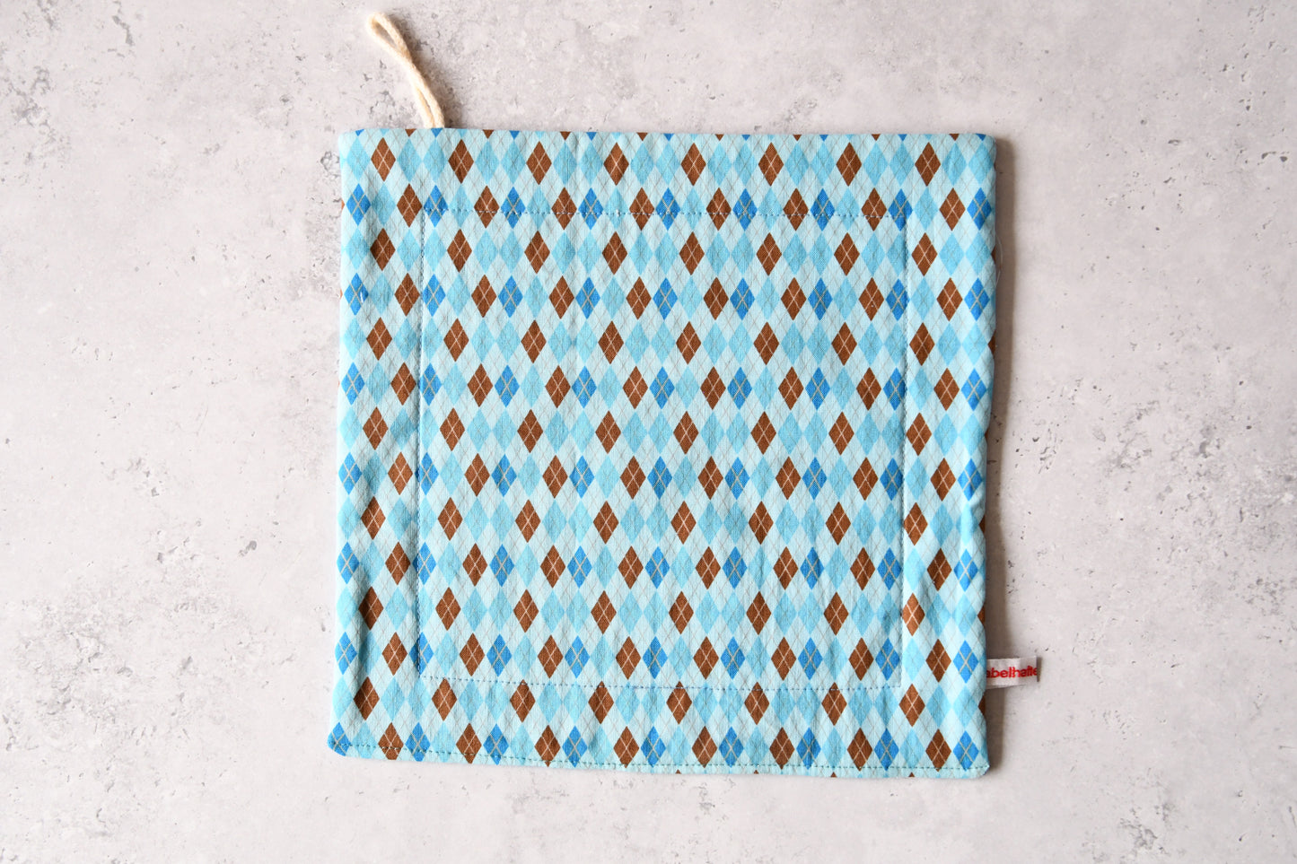Traditionelles Spültuch mit klassischem blauen Rautenmuster von Fabelhaftewerkstatt.