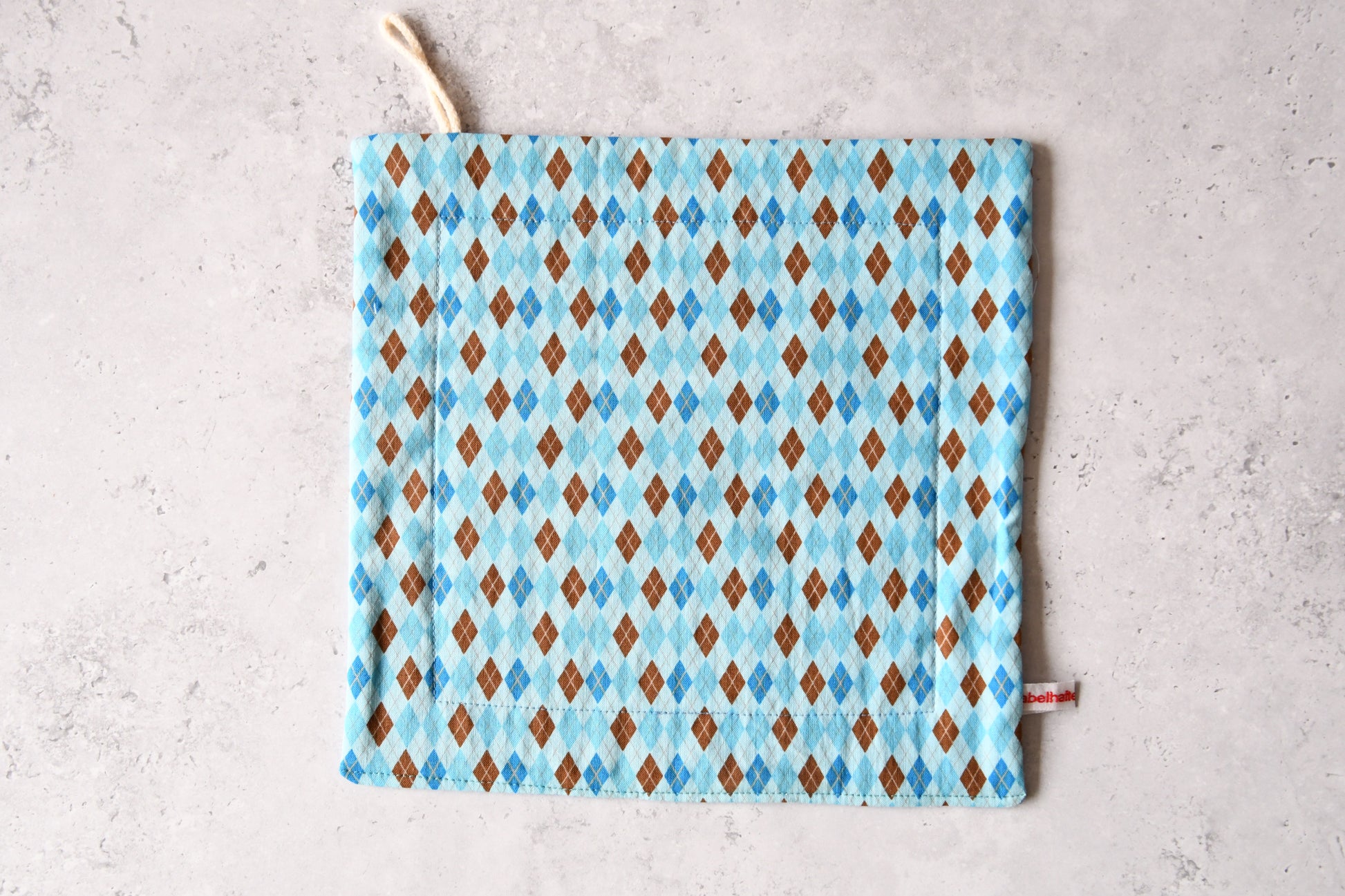 Traditionelles Spültuch mit klassischem blauen Rautenmuster von Fabelhaftewerkstatt.