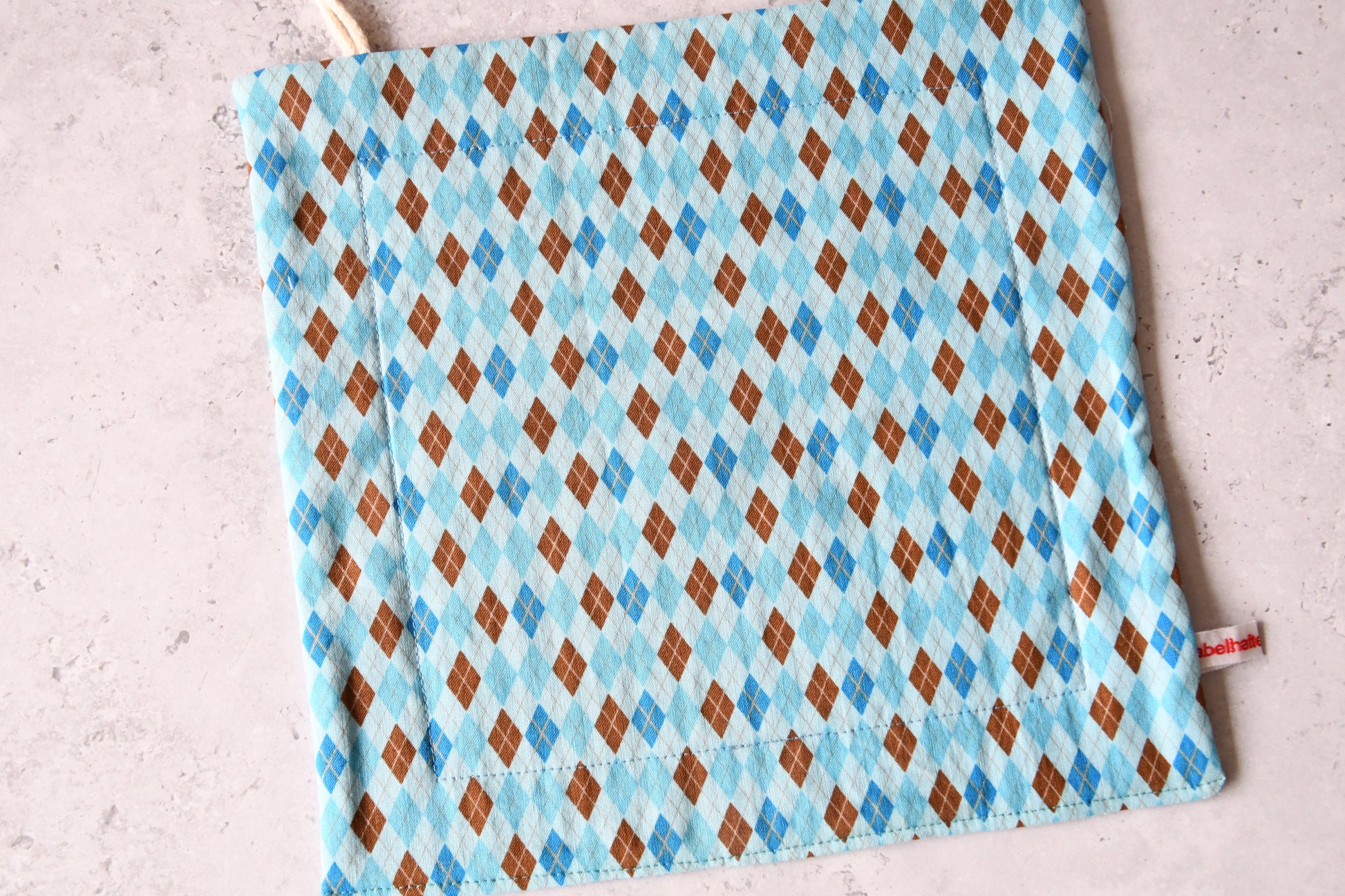 Traditionelles Spültuch mit klassischem blauen Rautenmuster von Fabelhaftewerkstatt.