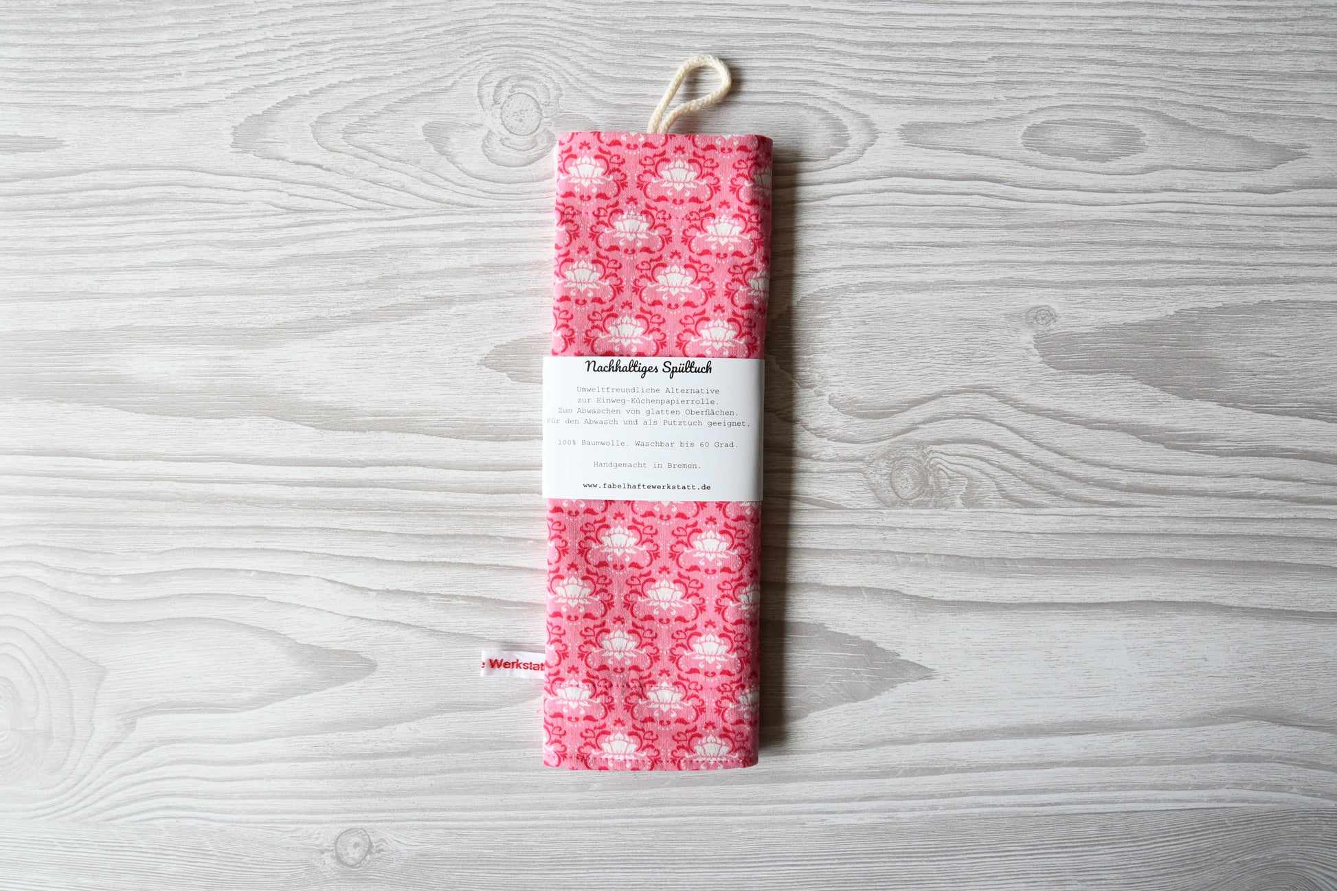 Nachhaltiges, handgenähtes Spültuch mit romantischem Blumenmuster auf einem rosafarbenen Hintergrund von Fabelhaftewerkstatt.