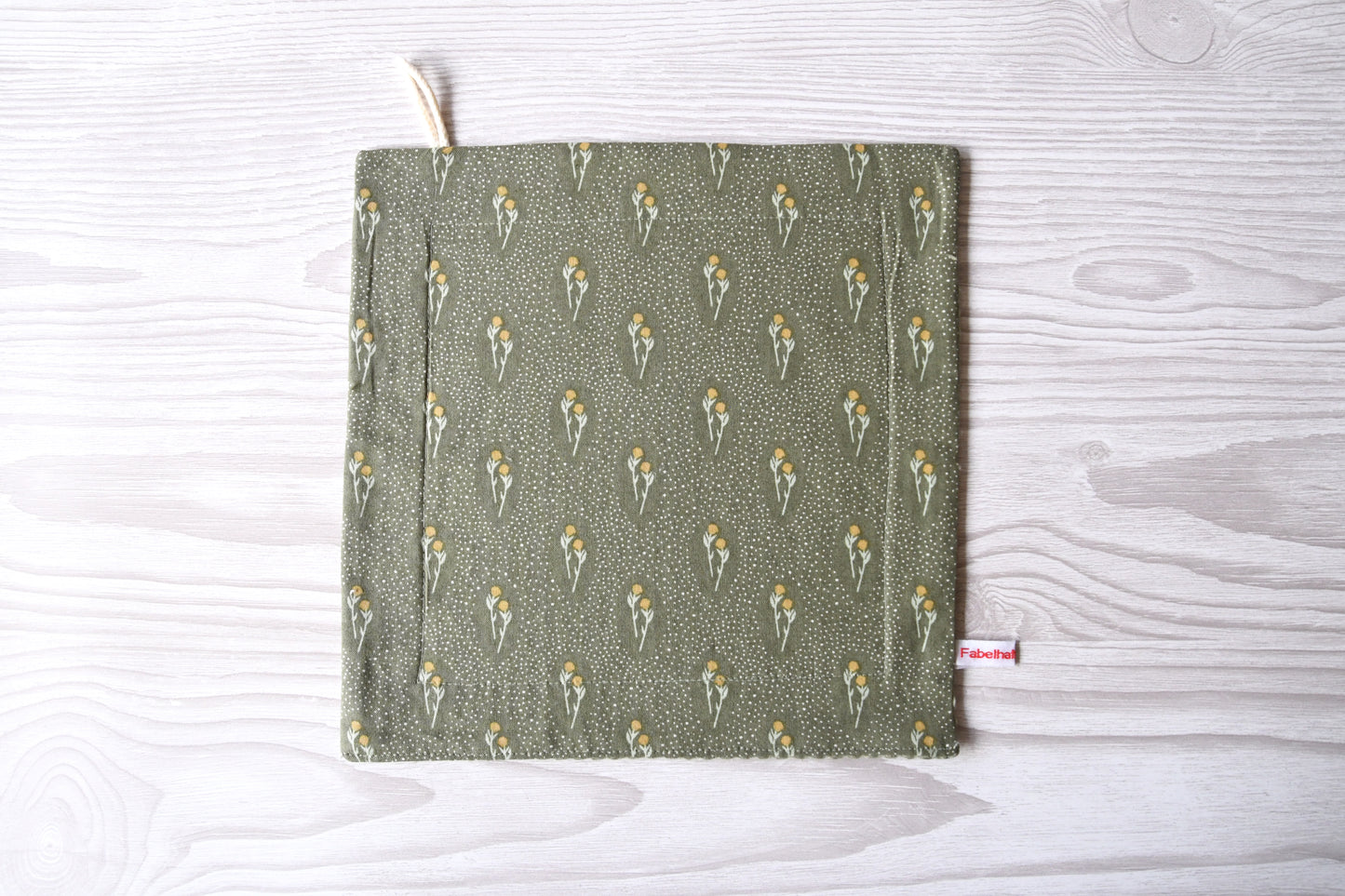 Nostalgisches, handgenähtes Spültuch mit einem gemütlichen Blumenmuster im eleganten Vintage-Stil von Fabelhaftewerkstatt.