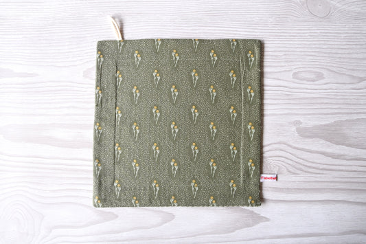 Nostalgisches, handgenähtes Spültuch mit einem gemütlichen Blumenmuster im eleganten Vintage-Stil von Fabelhaftewerkstatt.
