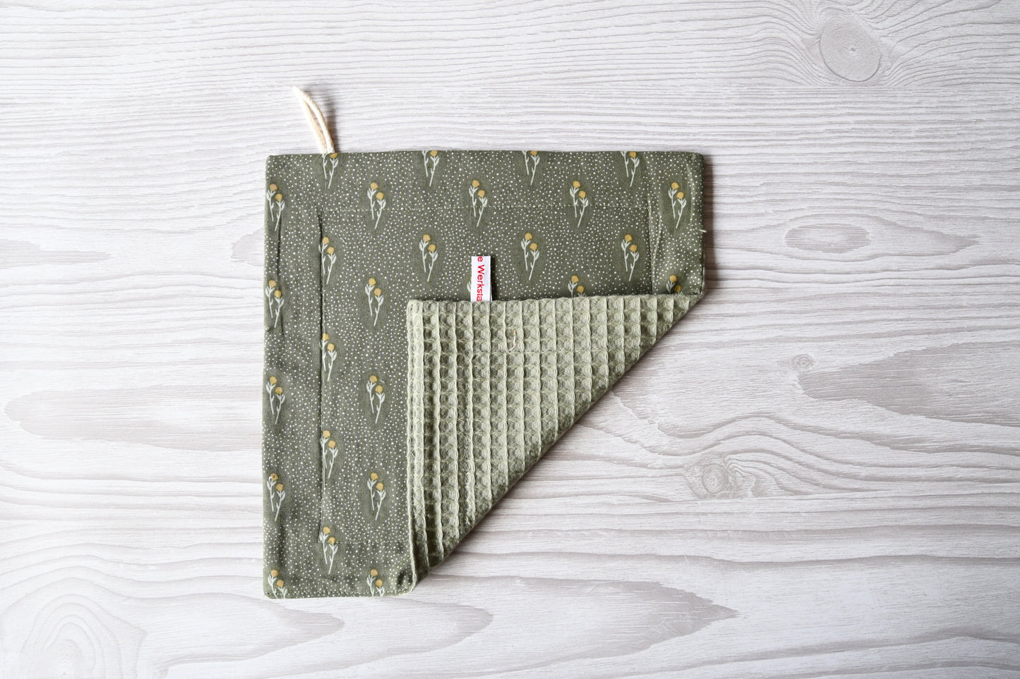Nostalgisches, handgenähtes Spültuch mit einem gemütlichen Blumenmuster im eleganten Vintage-Stil von Fabelhaftewerkstatt.