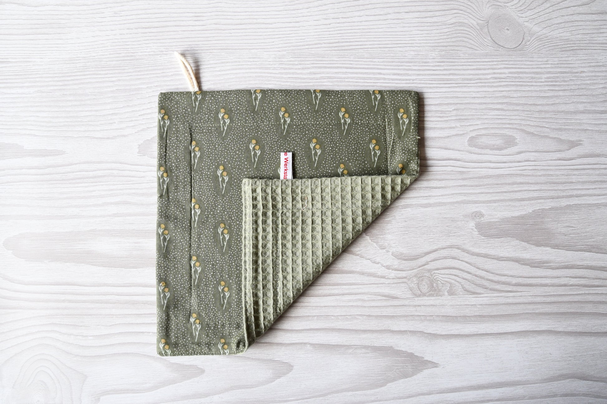 Nostalgisches, handgenähtes Spültuch mit einem gemütlichen Blumenmuster im eleganten Vintage-Stil von Fabelhaftewerkstatt.