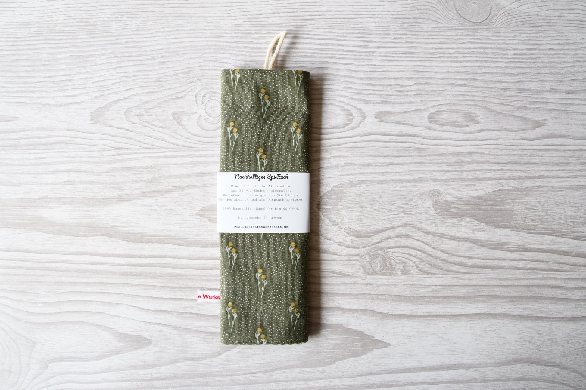 Nostalgisches, handgenähtes Spültuch mit einem gemütlichen Blumenmuster im eleganten Vintage-Stil von Fabelhaftewerkstatt.