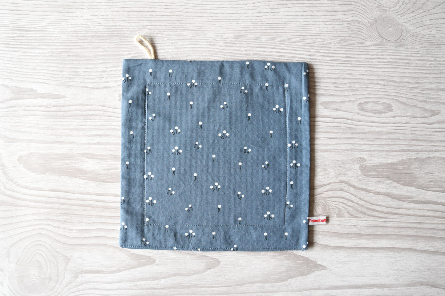 Schlichtes und minimalistisches Spültuch mit einem feinen Blümchenmuster auf blauem Hintergrund von Fabelhaftewerkstatt.