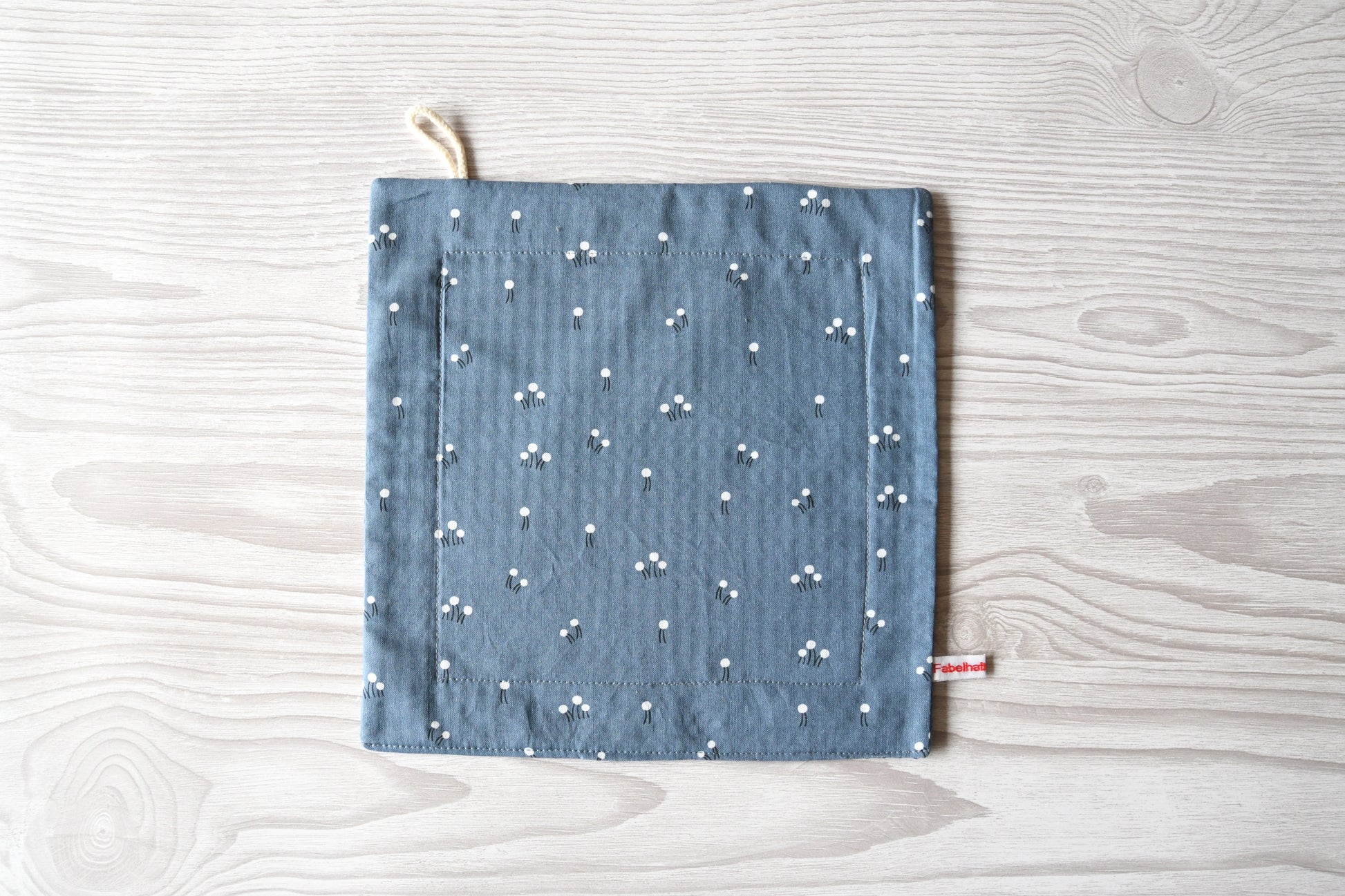 Schlichtes und minimalistisches Spültuch mit einem feinen Blümchenmuster auf blauem Hintergrund von Fabelhaftewerkstatt.