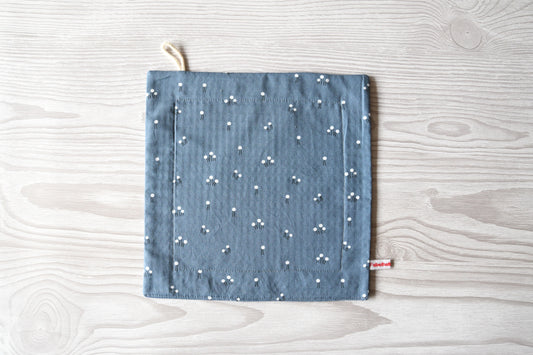 Schlichtes und minimalistisches Spültuch mit einem feinen Blümchenmuster auf blauem Hintergrund von Fabelhaftewerkstatt.