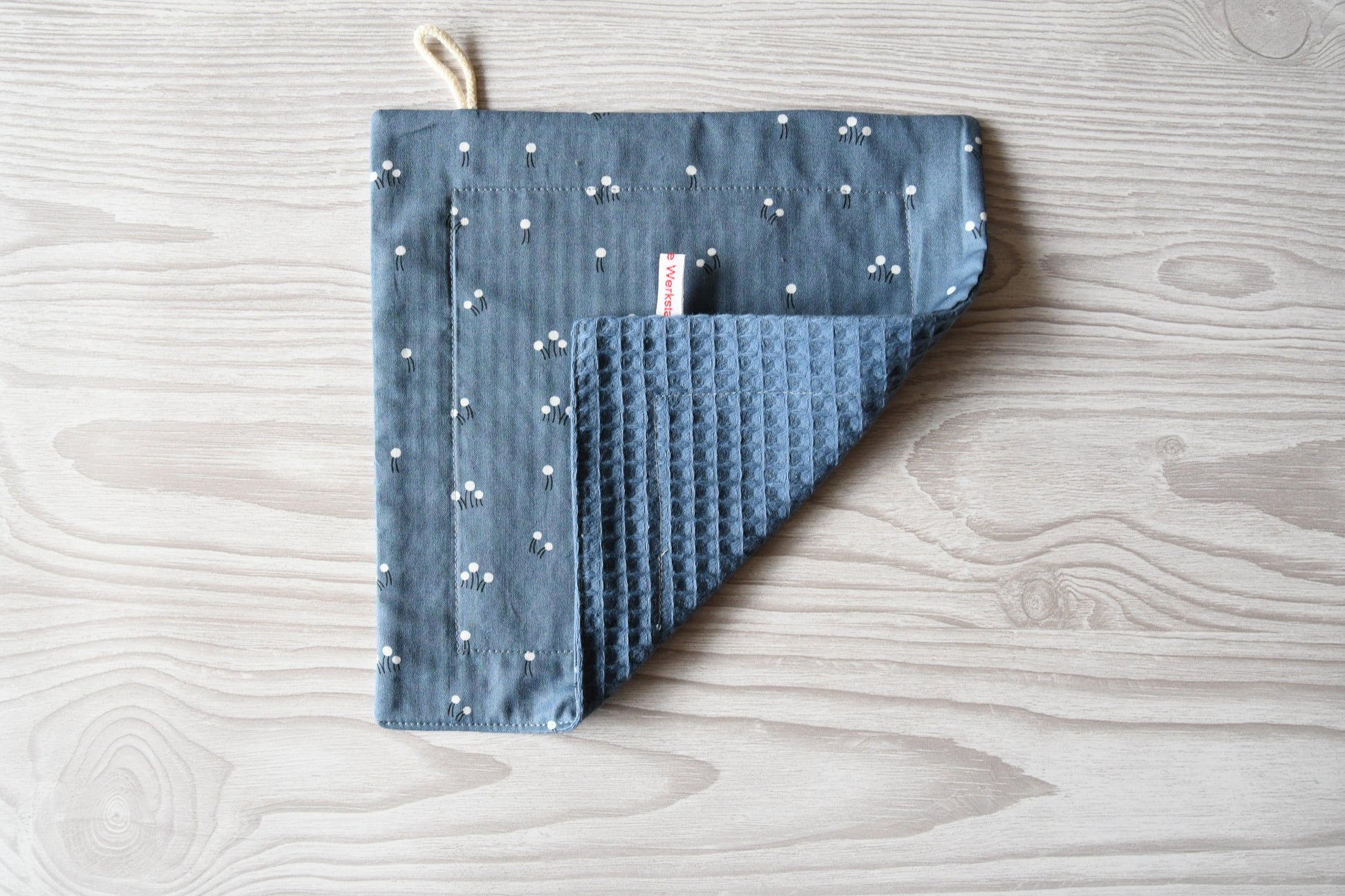 Schlichtes und minimalistisches Spültuch mit einem feinen Blümchenmuster auf blauem Hintergrund von Fabelhaftewerkstatt.