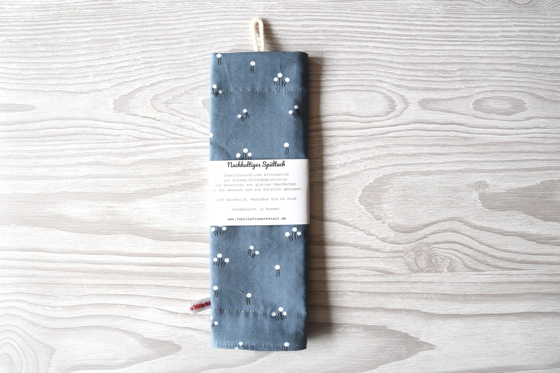 Schlichtes und minimalistisches Spültuch mit einem feinen Blümchenmuster auf blauem Hintergrund von Fabelhaftewerkstatt.