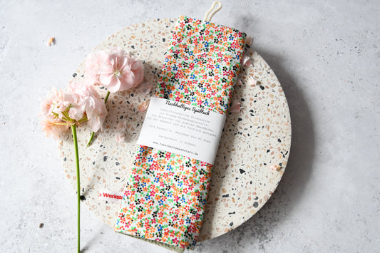 Fröhliches und verspieltes Spültuch mit einem Muster aus bunten Mini-Streublümchen von Fabelhaftewerkstatt.
