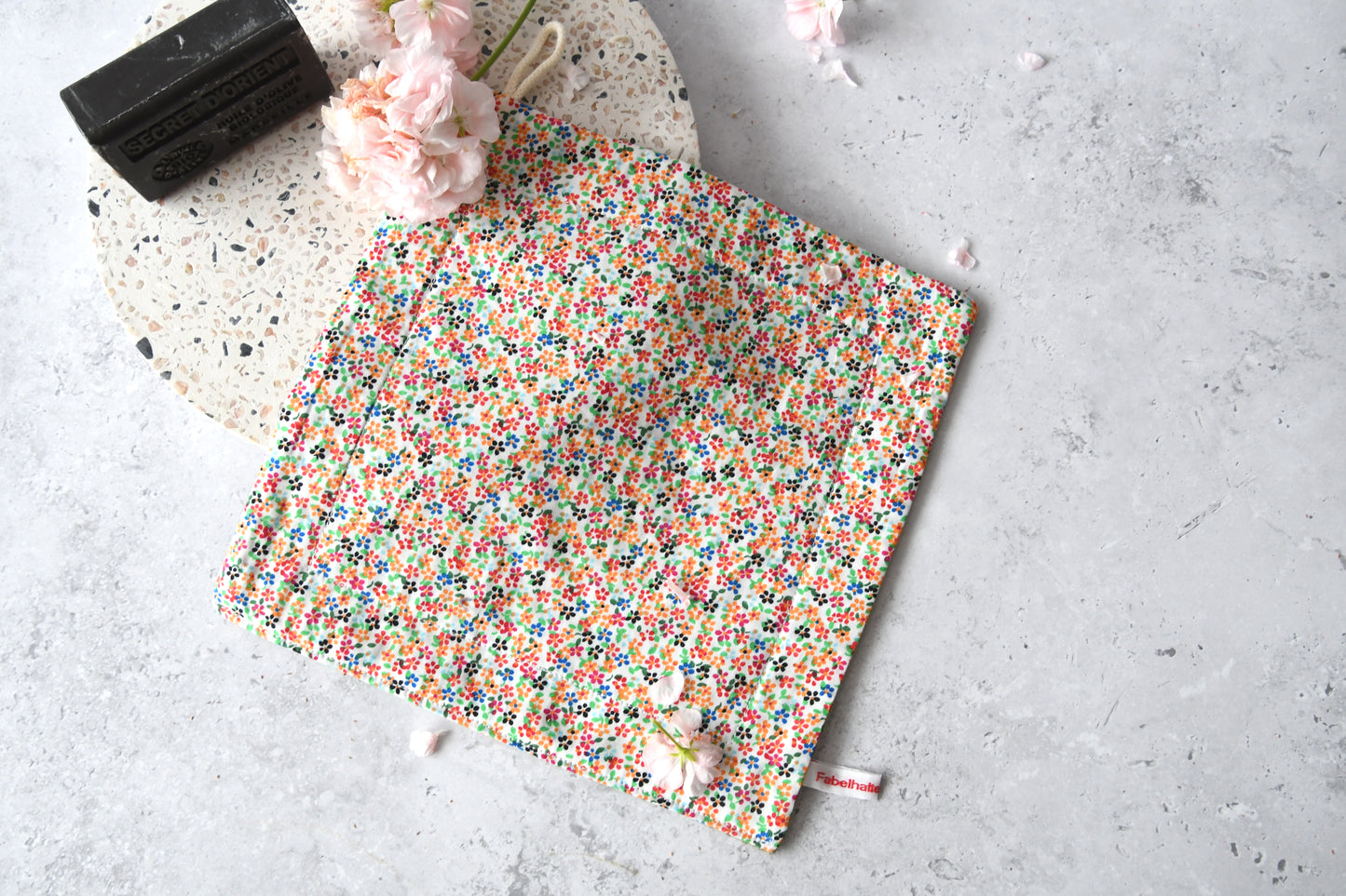 Fröhliches und verspieltes Spültuch mit einem Muster aus bunten Mini-Streublümchen von Fabelhaftewerkstatt.