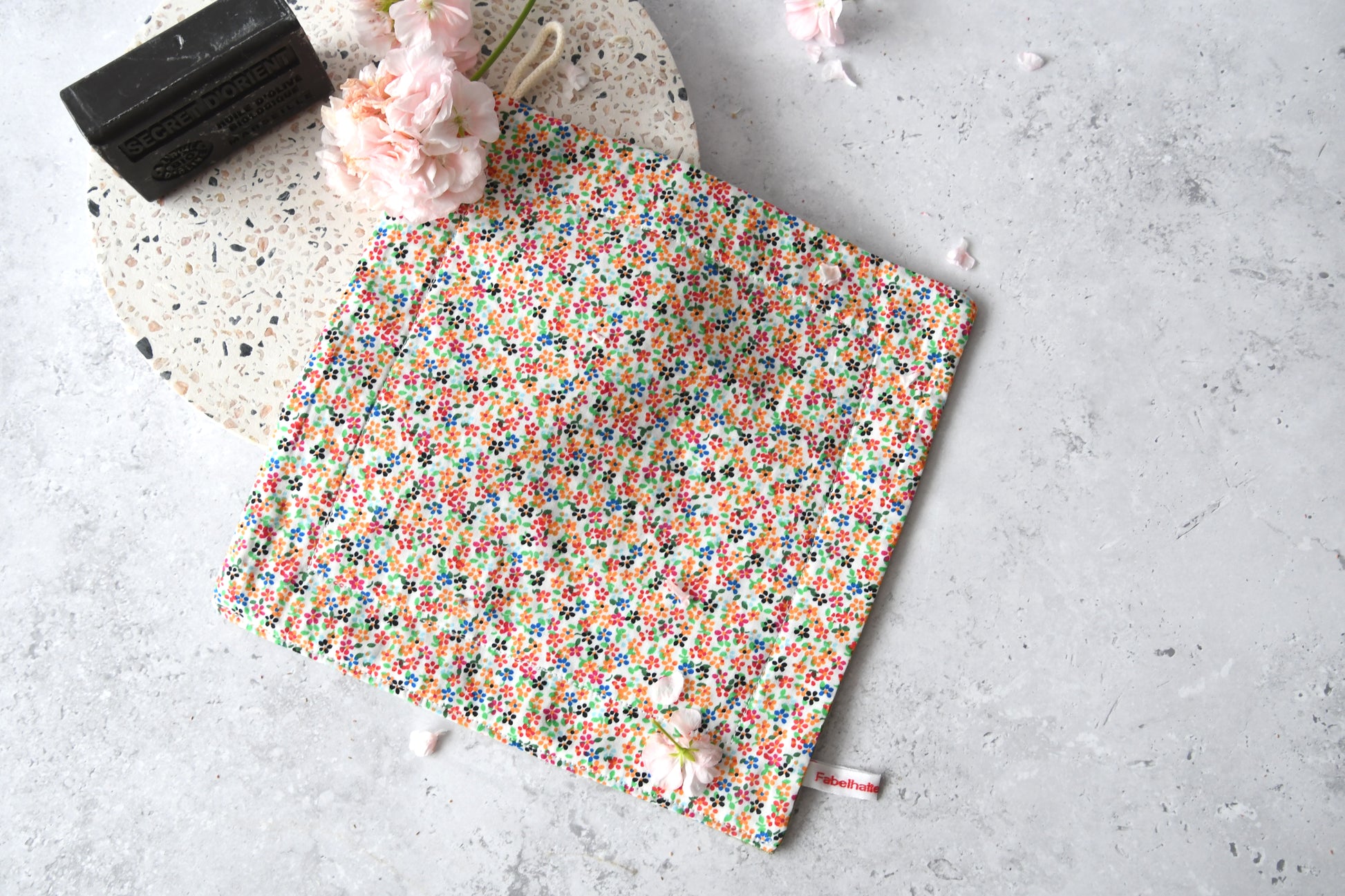 Fröhliches und verspieltes Spültuch mit einem Muster aus bunten Mini-Streublümchen von Fabelhaftewerkstatt.
