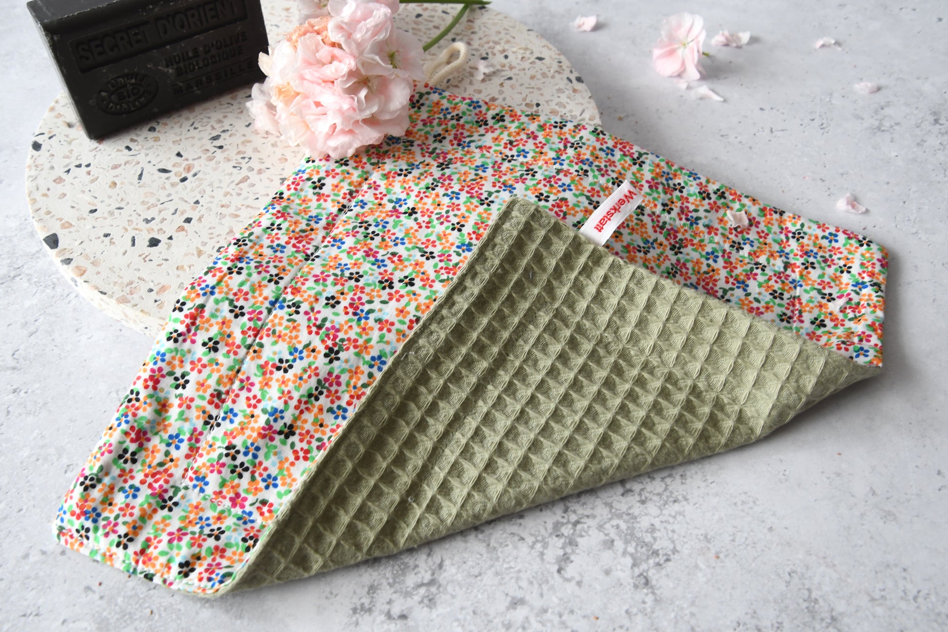 Fröhliches und verspieltes Spültuch mit einem Muster aus bunten Mini-Streublümchen von Fabelhaftewerkstatt.