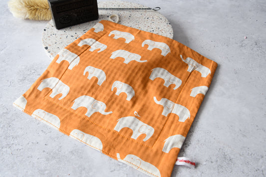 Fröhliches Spültuch mit Muster aus kleinen Elefanten auf leuchtend orangefarbenem Grund von Fabelhaftewerkstatt.