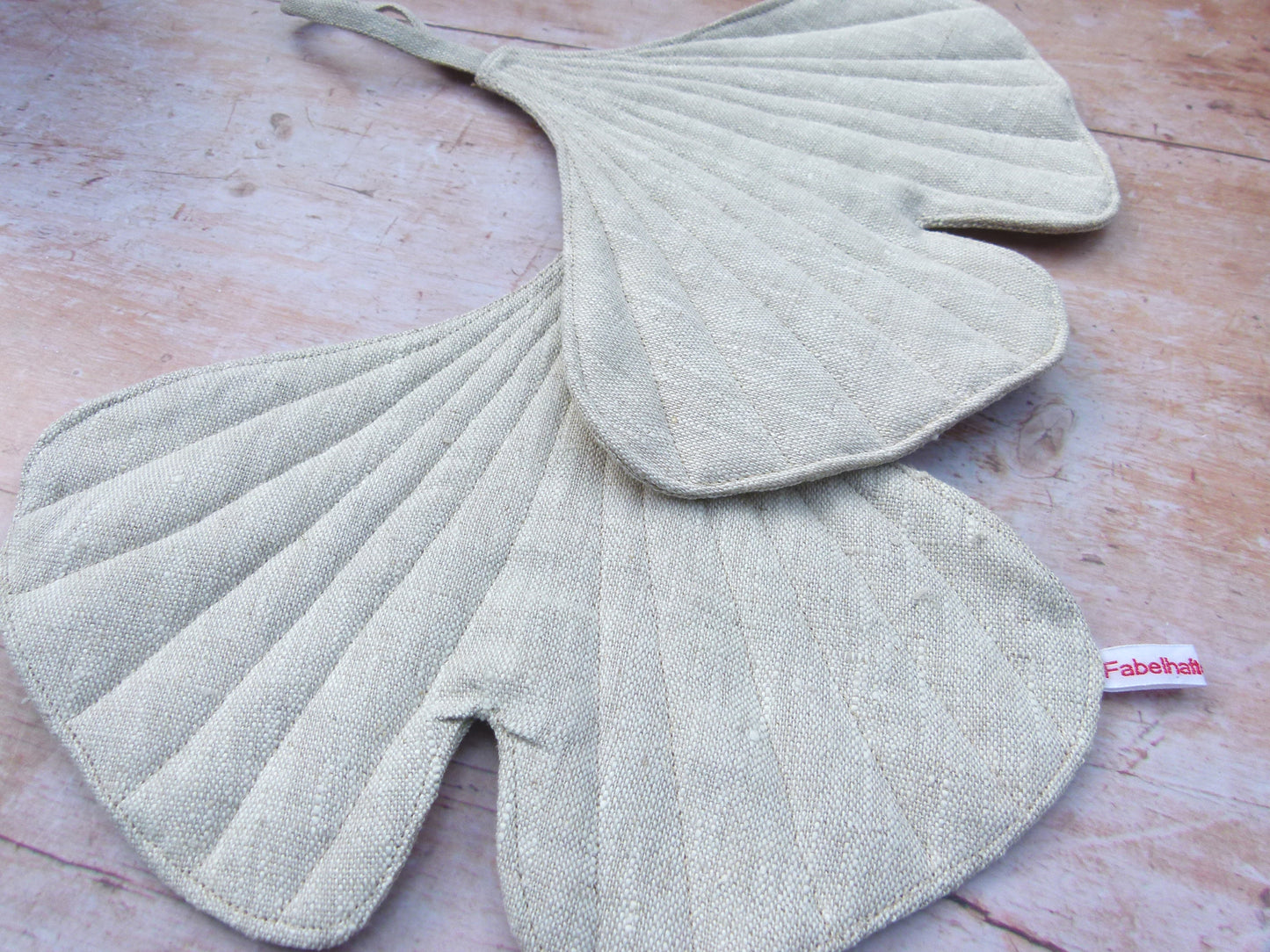 Nahaufnahme der hochwertigen Steppung und der natürlichen Leinenstruktur des Ginkgoblatt-Topflappens mit sichtbarer Schlaufe zum Aufhängen.