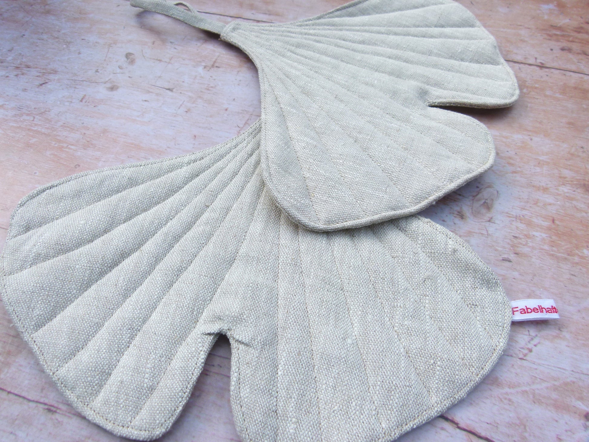 Nahaufnahme der hochwertigen Steppung und der natürlichen Leinenstruktur des Ginkgoblatt-Topflappens mit sichtbarer Schlaufe zum Aufhängen.
