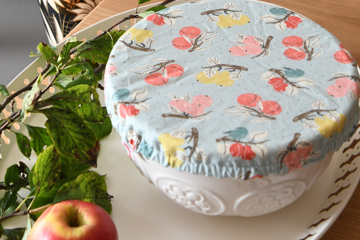 Schüsselhaube - Obstzweige Hellblau