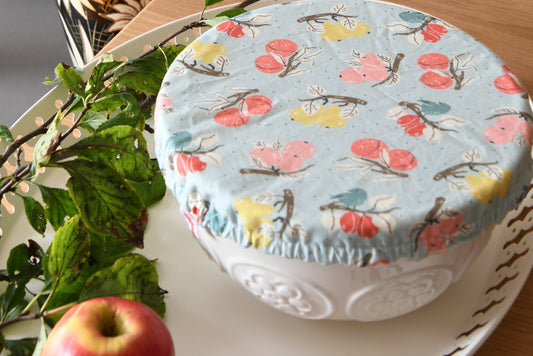 Schüsselhaube - Obstzweige Hellblau