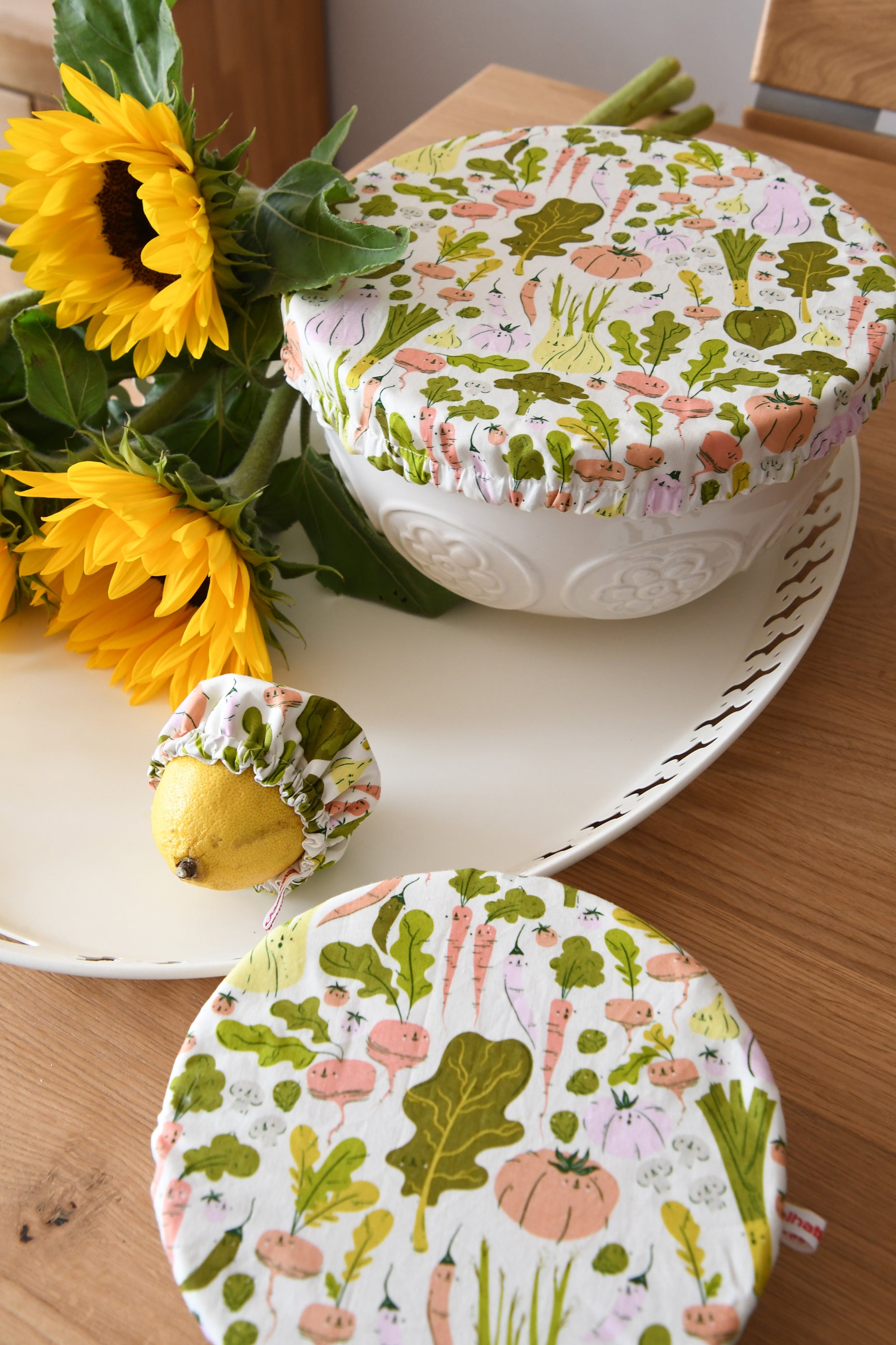 Dreier-Set nachhaltiger Schüsselhauben in den Größen S, M und L im bunten Gemüse-Design „Bunte Ernte“.