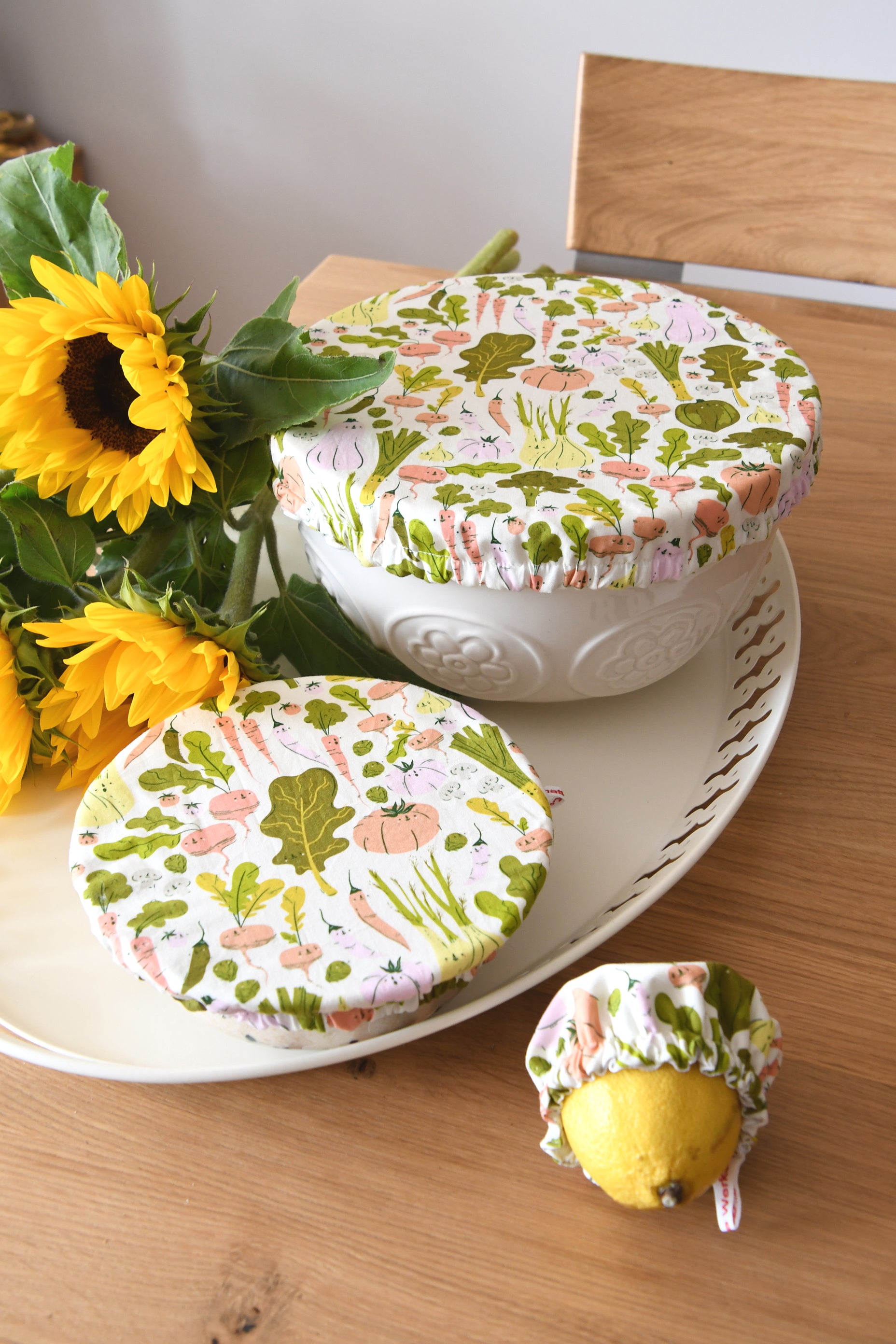 Dreier-Set nachhaltiger Schüsselhauben in den Größen S, M und L im bunten Gemüse-Design „Bunte Ernte“.