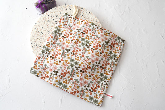 Gemütliches Spültuch mit dem Motiv einer Blumenwiese aus kleinen Blümchen von Fabelhaftewerkstatt.