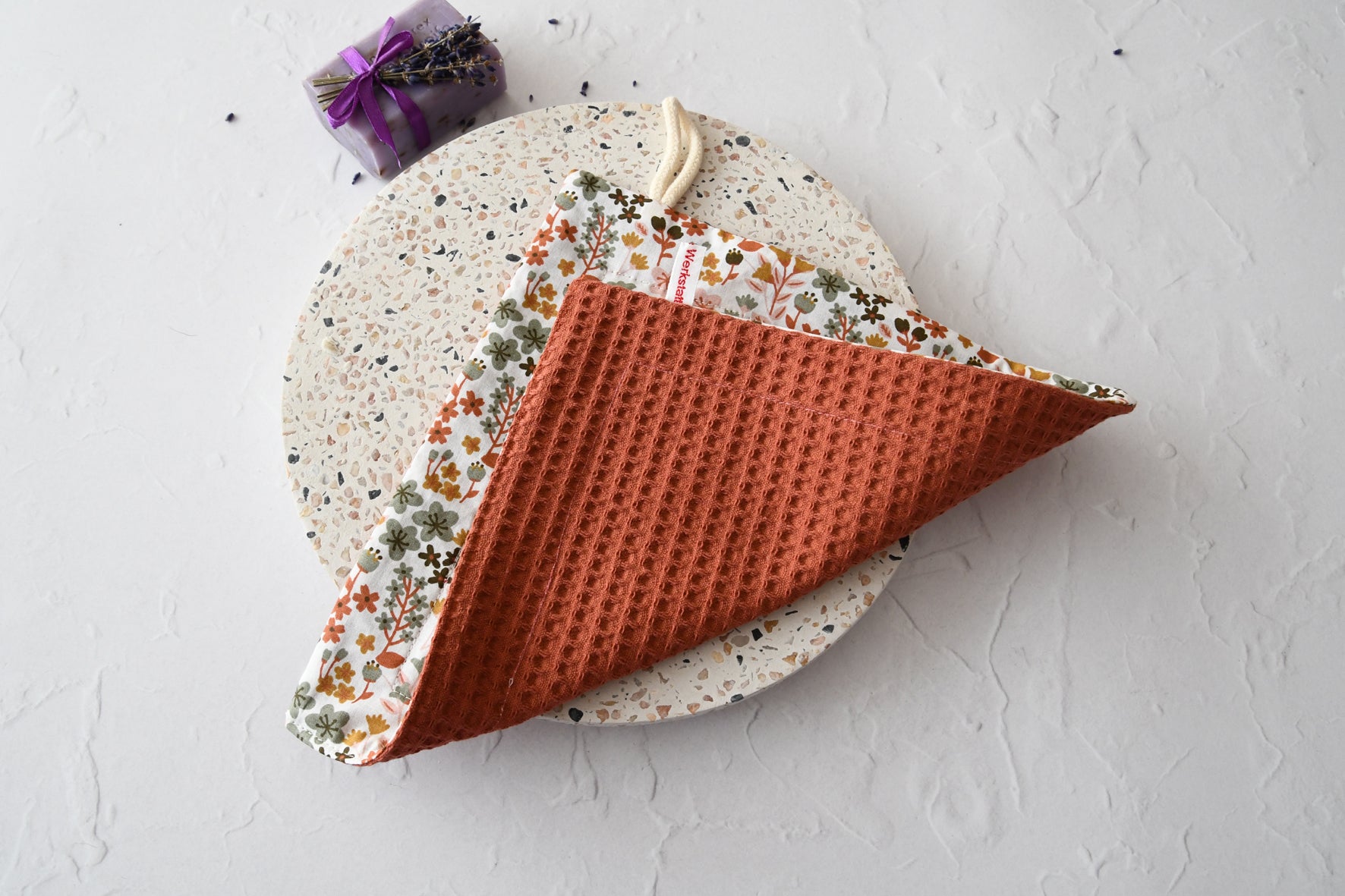 Gemütliches Spültuch mit dem Motiv einer Blumenwiese aus kleinen Blümchen von Fabelhaftewerkstatt.