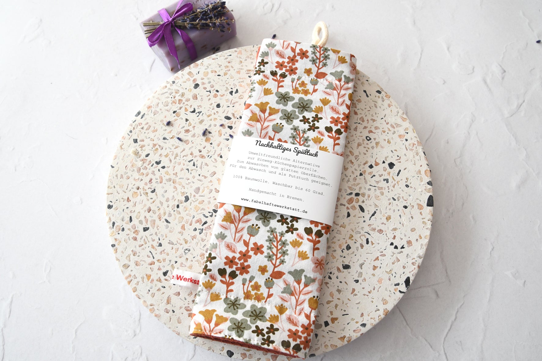 Gemütliches Spültuch mit dem Motiv einer Blumenwiese aus kleinen Blümchen von Fabelhaftewerkstatt.