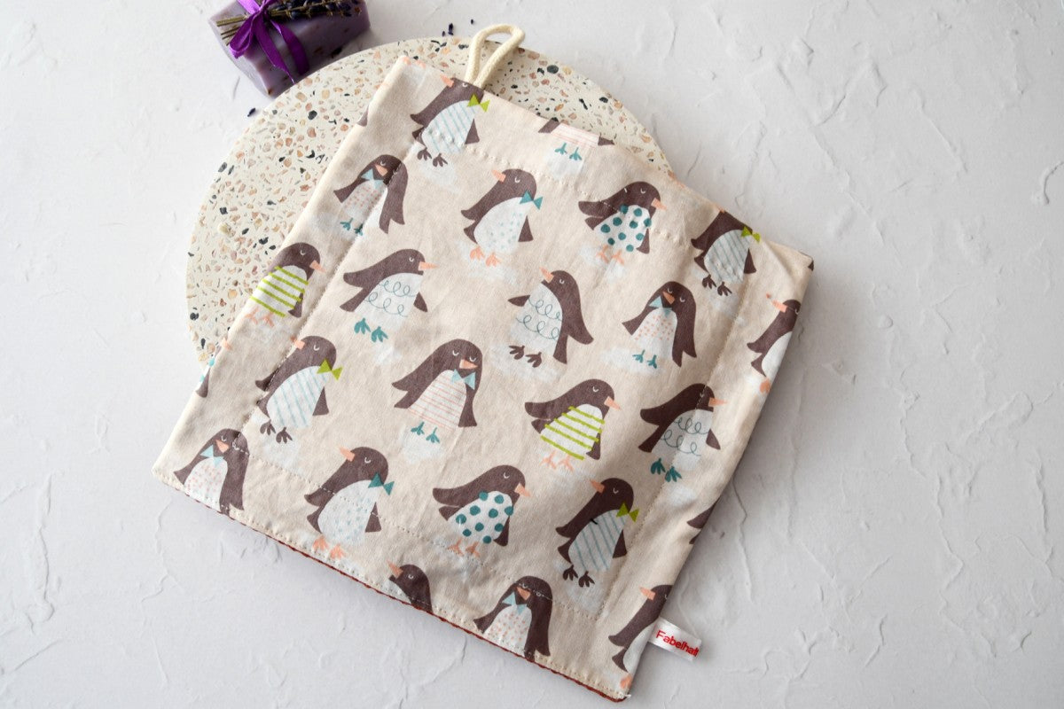 Nachhaltiges, handgenähtes Spültuch mit niedlichen Pinguin-Motiven auf beigem Hintergrund von Fabelhaftewerkstatt.