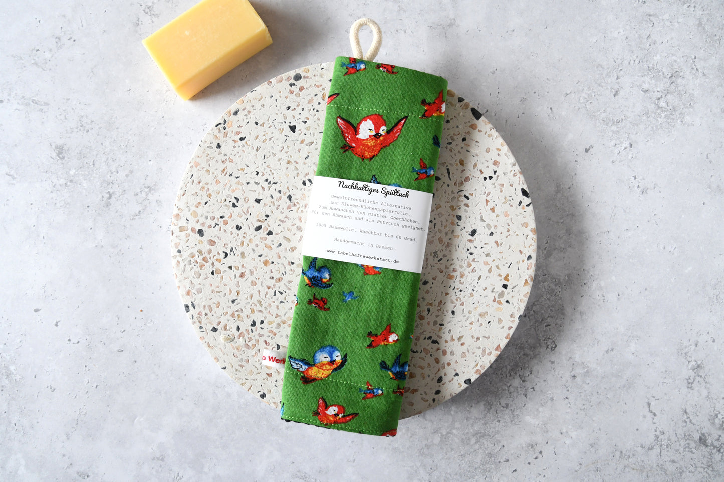 Handgemachtes Spültuch aus der Fabelhaften Werkstatt,  verpackt mit Banderole als nachhaltige Geschenkidee.