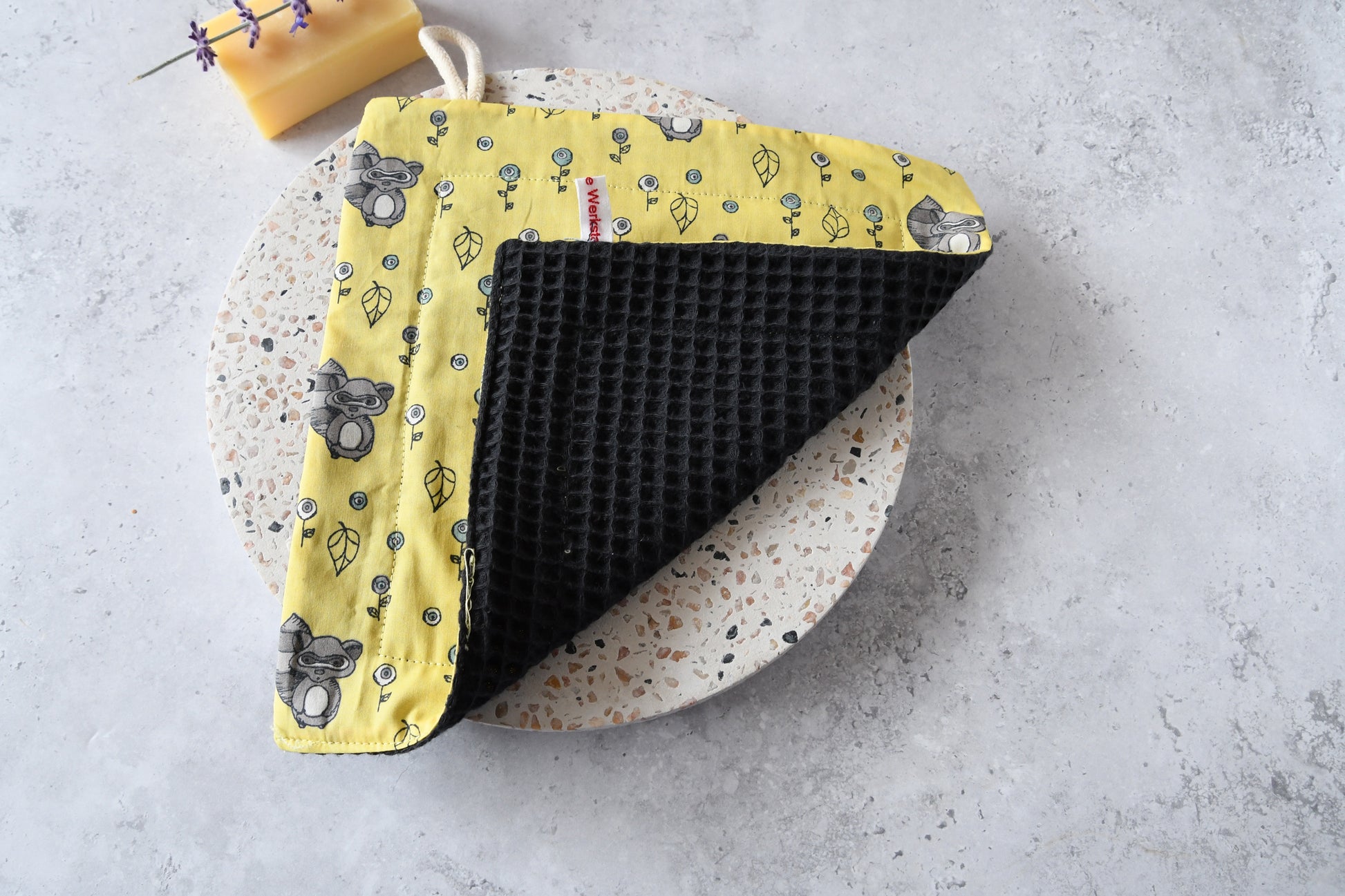 Detailaufnahme der Waffelpique-Struktur auf der Rückseite des bunten Spültuchs.