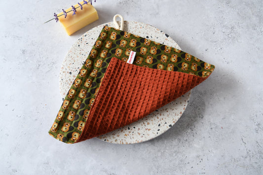 Vorder- und Rückseite des Mehrweg-Spültuchs im Vergleich: Musterstoff trifft Waffelpique.