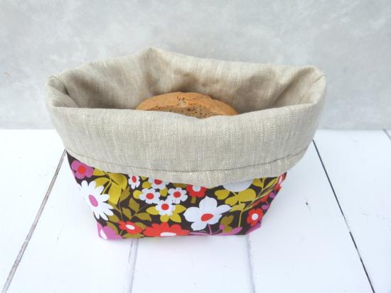 Brotbeutel, Brotkorb, Brot lange frisch halten -  "Flower Power auf schwarz"