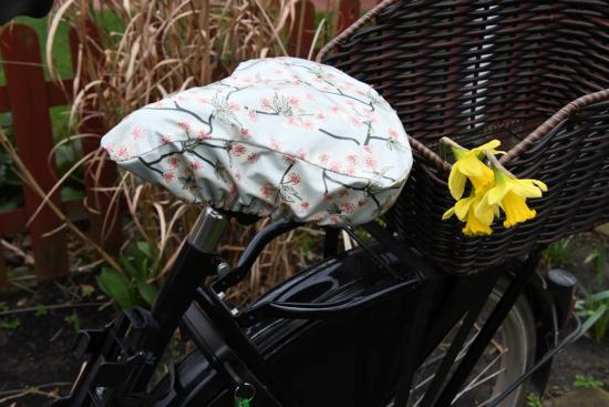 Fahrradsattelüberzug "Kirschblüten auf hellblau"