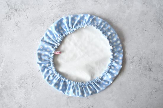 Schüsselhaube XL "Weiße Punkte auf hellblau"