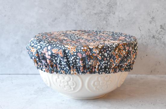 Schüsselhaube XL "Wiese auf blau"