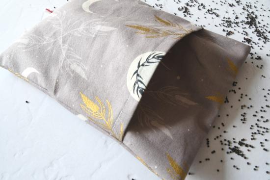 Preview: Körnerkissen, Rapssamenkissen "Erntemond auf graulila"